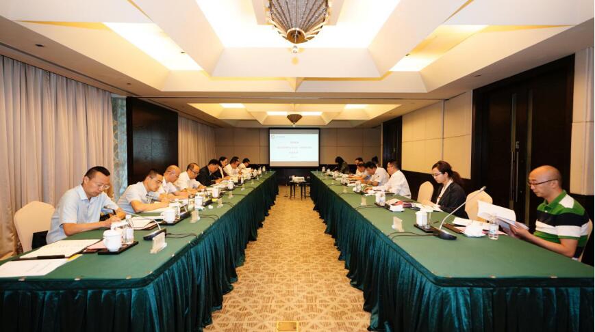 �������ܾ������ڽ���ί��������Ⱥ�һ����̸����